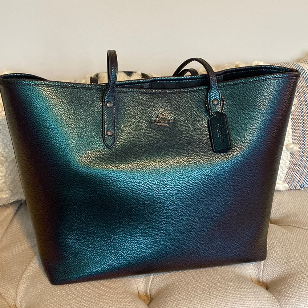 Beautiful Coach Hologram Tote Near Perfect 🤩👜💚💜